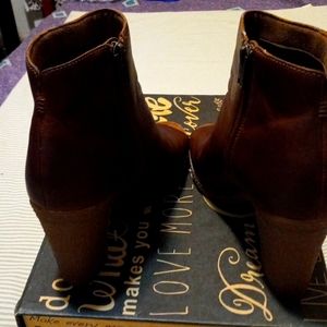 Timberland Tillston Women Peep-Toe Booties.